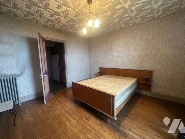 L'étude de Maître Caroline LAMBERT,  vous propose cette  maison avec dépendances et terrain clos