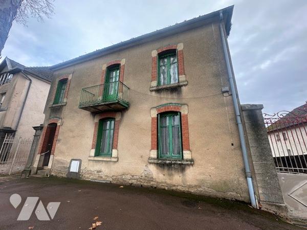 L'étude de Maître Caroline LAMBERT,  vous propose cette  maison avec dépendances et terrain clos