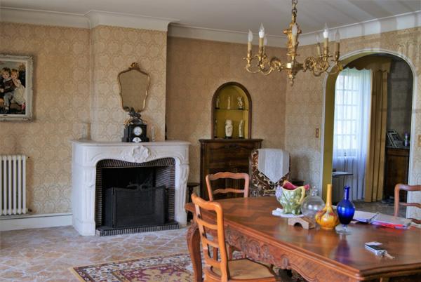 Maison de 255m2 avec dépendances sur 11 625m2 à Aigre, Charente