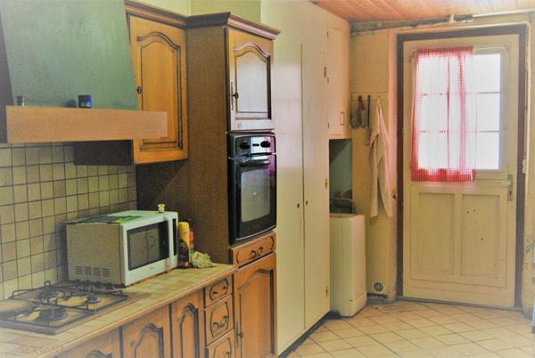 Maison de 255m2 avec dépendances sur 11 625m2 à Aigre, Charente