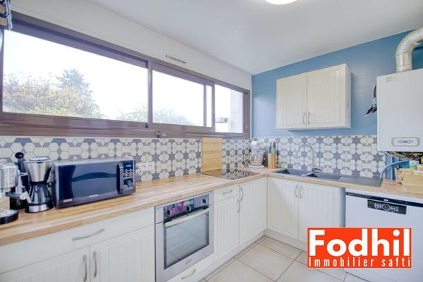 Appartement 3 pièces de 65m² avec cave et parking.