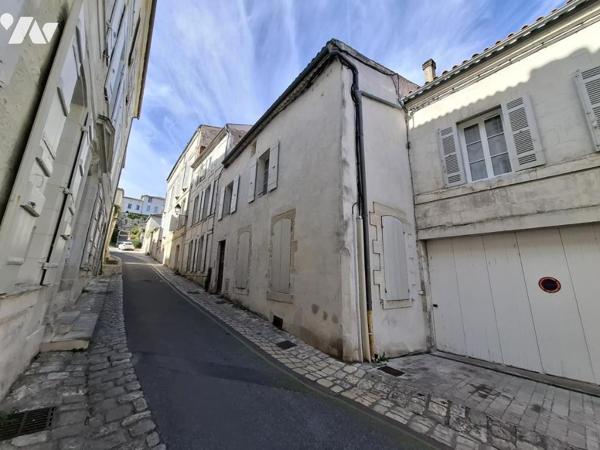 Aux pieds des commerces du Centre ville - STUDIO de 33m² hab à SAINTES - rue des jacobins