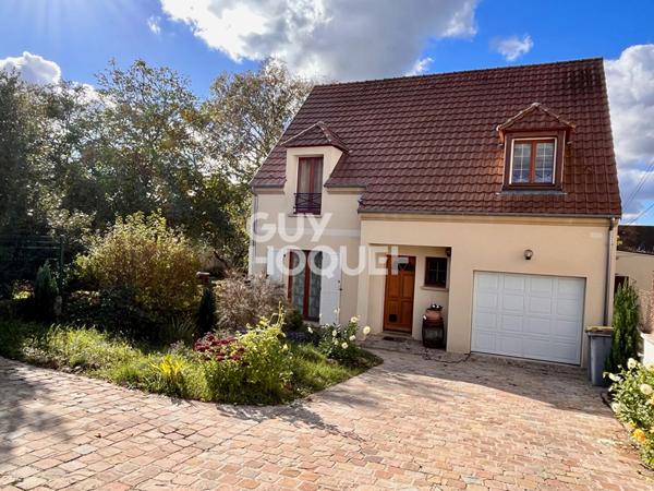 Maison des années 2000 de 143 m² sur un terrain de 508m² avec quatre chambres.