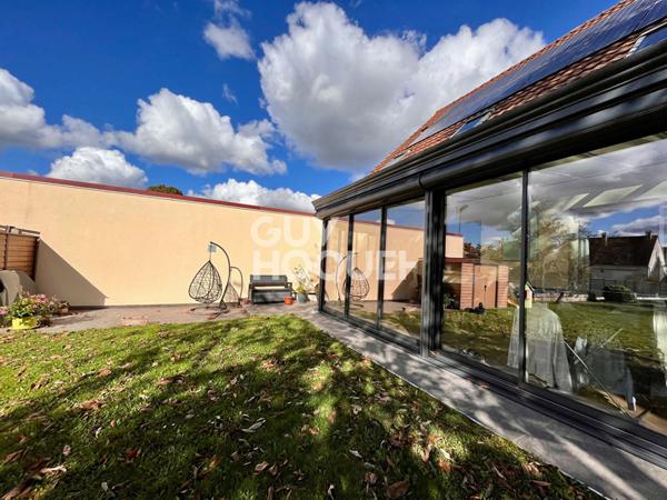 Maison des années 2000 de 143 m² sur un terrain de 508m² avec quatre chambres.