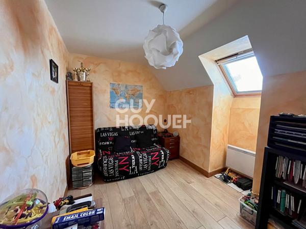 Maison des années 2000 de 143 m² sur un terrain de 508m² avec quatre chambres.