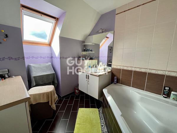 Maison des années 2000 de 143 m² sur un terrain de 508m² avec quatre chambres.