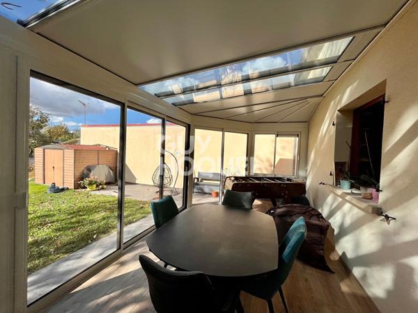 Maison des années 2000 de 143 m² sur un terrain de 508m² avec quatre chambres.