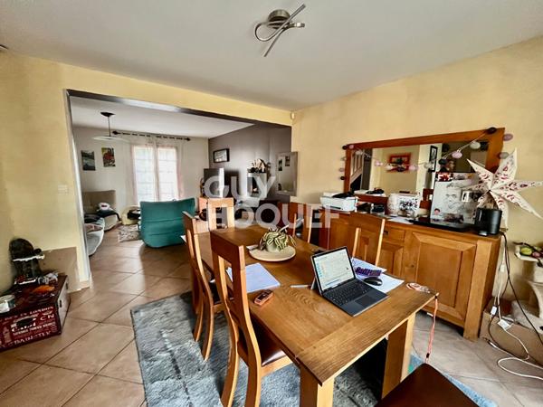 Maison des années 2000 de 143 m² sur un terrain de 508m² avec quatre chambres.