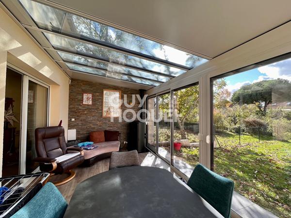 Maison des années 2000 de 143 m² sur un terrain de 508m² avec quatre chambres.