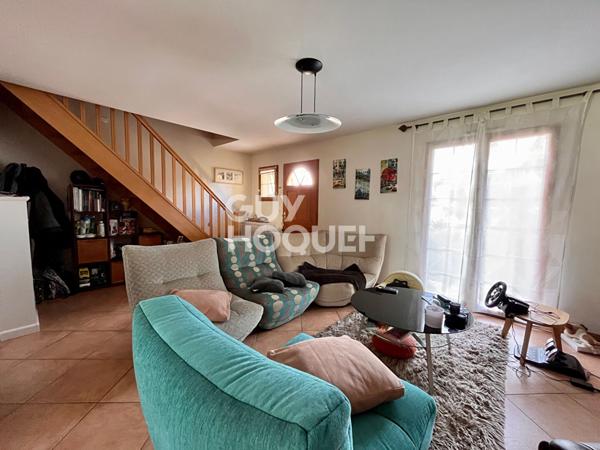 Maison des années 2000 de 143 m² sur un terrain de 508m² avec quatre chambres.