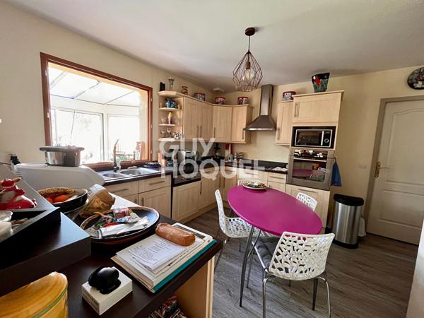 Maison des années 2000 de 143 m² sur un terrain de 508m² avec quatre chambres.