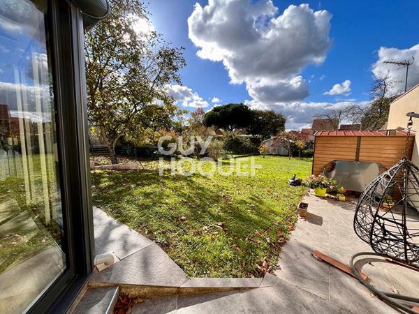 Maison des années 2000 de 143 m² sur un terrain de 508m² avec quatre chambres.