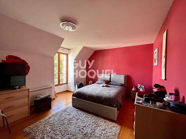 Maison des années 2000 de 143 m² sur un terrain de 508m² avec quatre chambres.