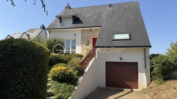 NOUVEAUTE BSK IMMOBILIER à visiter sans tarder ! Venez découvrir cette maison traditionnelle située à CHARTRES DE BRETAGNE, une charmante commune très dynamique et attractive de la métropole Rennaise, idéalement située à 5km du centre-ville de Rennes, à 10 mn de la gare SNCF, 10 mn de l'aéroport de Rennes Saint-Jacques et du Campus de Ker-Lann. CHARTRES dispose également d'un bon réseau de transports (bus) qui facilite vos déplacements.
Dans le centre bourg, vous y trouverez toutes les commodités (commerces, écoles, collège, équipements culturels et sportifs) et tout cela à pied. 
Profitez d'un cadre de vie agréable !

Cette maison familiale de 114m², construite en 1979 sur sous-sol complet, se trouve sur une parcelle d’environ 790m². Idéalement située dans un quartier calme et résidentiel, au cœur d’une impasse et à proximité du centre bourg, vous profiterez d’un beau jardin clos et arboré offrant une belle vue dégagée et sans vis-à-vis sur la campagne.

Le rez-de-chaussée vous accueille avec une grande entrée qui dessert un lumineux salon-séjour / salle à manger avec sa cheminée fonctionnelle, une cuisine dinatoire aménagée et équipée qui comblera les amateurs de gastronomie. 
Le séjour est en accès direct sur deux terrasses dont l’une à l’Est et l’autre à l’Ouest sans vis-à-vis et idéale pour profiter des belles journées d’été en famille ou entre amis.
Un dégagement dessert ensuite une chambre parentale (avec placard) et sa salle de bains, puis des WC séparés.
À l’étage, le palier vous emmène vers deux chambres, un bureau (ou petite chambre), une lingerie et une salle de bains avec WC.

Atouts supplémentaires :
• Ravalement refait en 2025.
• Grand sous-sol sur toute la surface de la maison, sécurisé avec une porte de garage motorisée.
• Espace atelier, rangements, buanderie et cave.
• Huisseries PVC et volets roulants (motorisés au rez-de-chaussée).
• Fibre présente pour une connectivité optimale.
• Jardin clos, arboré et bien entretenu.

Quelques travaux de modernisation vous permettront de personnaliser cette maison solidement construite pour en faire un véritable cocon familial à votre image. Laissez-vous séduire par son cadre de vie agréable. 
Contactez-moi rapidement pour organiser une visite !