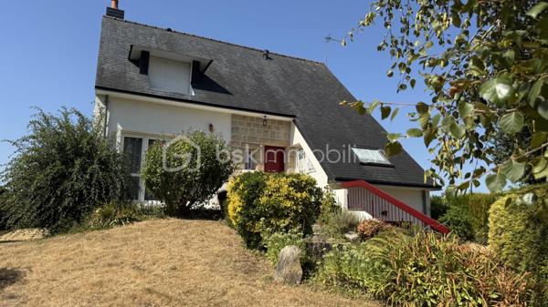NOUVEAUTE BSK IMMOBILIER à visiter sans tarder ! Venez découvrir cette maison traditionnelle située à CHARTRES DE BRETAGNE, une charmante commune très dynamique et attractive de la métropole Rennaise, idéalement située à 5km du centre-ville de Rennes, à 10 mn de la gare SNCF, 10 mn de l'aéroport de Rennes Saint-Jacques et du Campus de Ker-Lann. CHARTRES dispose également d'un bon réseau de transports (bus) qui facilite vos déplacements.
Dans le centre bourg, vous y trouverez toutes les commodités (commerces, écoles, collège, équipements culturels et sportifs) et tout cela à pied. 
Profitez d'un cadre de vie agréable !

Cette maison familiale de 114m², construite en 1979 sur sous-sol complet, se trouve sur une parcelle d’environ 790m². Idéalement située dans un quartier calme et résidentiel, au cœur d’une impasse et à proximité du centre bourg, vous profiterez d’un beau jardin clos et arboré offrant une belle vue dégagée et sans vis-à-vis sur la campagne.

Le rez-de-chaussée vous accueille avec une grande entrée qui dessert un lumineux salon-séjour / salle à manger avec sa cheminée fonctionnelle, une cuisine dinatoire aménagée et équipée qui comblera les amateurs de gastronomie. 
Le séjour est en accès direct sur deux terrasses dont l’une à l’Est et l’autre à l’Ouest sans vis-à-vis et idéale pour profiter des belles journées d’été en famille ou entre amis.
Un dégagement dessert ensuite une chambre parentale (avec placard) et sa salle de bains, puis des WC séparés.
À l’étage, le palier vous emmène vers deux chambres, un bureau (ou petite chambre), une lingerie et une salle de bains avec WC.

Atouts supplémentaires :
• Ravalement refait en 2025.
• Grand sous-sol sur toute la surface de la maison, sécurisé avec une porte de garage motorisée.
• Espace atelier, rangements, buanderie et cave.
• Huisseries PVC et volets roulants (motorisés au rez-de-chaussée).
• Fibre présente pour une connectivité optimale.
• Jardin clos, arboré et bien entretenu.

Quelques travaux de modernisation vous permettront de personnaliser cette maison solidement construite pour en faire un véritable cocon familial à votre image. Laissez-vous séduire par son cadre de vie agréable. 
Contactez-moi rapidement pour organiser une visite !