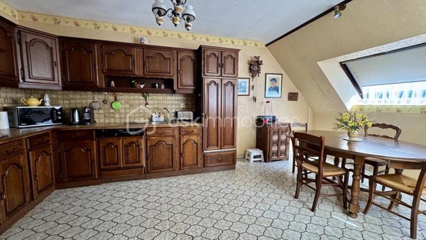 NOUVEAUTE BSK IMMOBILIER à visiter sans tarder ! Venez découvrir cette maison traditionnelle située à CHARTRES DE BRETAGNE, une charmante commune très dynamique et attractive de la métropole Rennaise, idéalement située à 5km du centre-ville de Rennes, à 10 mn de la gare SNCF, 10 mn de l'aéroport de Rennes Saint-Jacques et du Campus de Ker-Lann. CHARTRES dispose également d'un bon réseau de transports (bus) qui facilite vos déplacements.
Dans le centre bourg, vous y trouverez toutes les commodités (commerces, écoles, collège, équipements culturels et sportifs) et tout cela à pied. 
Profitez d'un cadre de vie agréable !

Cette maison familiale de 114m², construite en 1979 sur sous-sol complet, se trouve sur une parcelle d’environ 790m². Idéalement située dans un quartier calme et résidentiel, au cœur d’une impasse et à proximité du centre bourg, vous profiterez d’un beau jardin clos et arboré offrant une belle vue dégagée et sans vis-à-vis sur la campagne.

Le rez-de-chaussée vous accueille avec une grande entrée qui dessert un lumineux salon-séjour / salle à manger avec sa cheminée fonctionnelle, une cuisine dinatoire aménagée et équipée qui comblera les amateurs de gastronomie. 
Le séjour est en accès direct sur deux terrasses dont l’une à l’Est et l’autre à l’Ouest sans vis-à-vis et idéale pour profiter des belles journées d’été en famille ou entre amis.
Un dégagement dessert ensuite une chambre parentale (avec placard) et sa salle de bains, puis des WC séparés.
À l’étage, le palier vous emmène vers deux chambres, un bureau (ou petite chambre), une lingerie et une salle de bains avec WC.

Atouts supplémentaires :
• Ravalement refait en 2025.
• Grand sous-sol sur toute la surface de la maison, sécurisé avec une porte de garage motorisée.
• Espace atelier, rangements, buanderie et cave.
• Huisseries PVC et volets roulants (motorisés au rez-de-chaussée).
• Fibre présente pour une connectivité optimale.
• Jardin clos, arboré et bien entretenu.

Quelques travaux de modernisation vous permettront de personnaliser cette maison solidement construite pour en faire un véritable cocon familial à votre image. Laissez-vous séduire par son cadre de vie agréable. 
Contactez-moi rapidement pour organiser une visite !