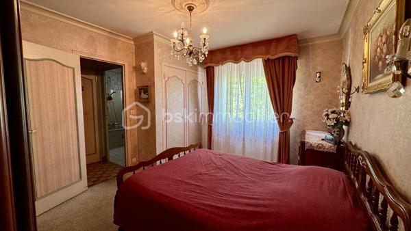 NOUVEAUTE BSK IMMOBILIER à visiter sans tarder ! Venez découvrir cette maison traditionnelle située à CHARTRES DE BRETAGNE, une charmante commune très dynamique et attractive de la métropole Rennaise, idéalement située à 5km du centre-ville de Rennes, à 10 mn de la gare SNCF, 10 mn de l'aéroport de Rennes Saint-Jacques et du Campus de Ker-Lann. CHARTRES dispose également d'un bon réseau de transports (bus) qui facilite vos déplacements.
Dans le centre bourg, vous y trouverez toutes les commodités (commerces, écoles, collège, équipements culturels et sportifs) et tout cela à pied. 
Profitez d'un cadre de vie agréable !

Cette maison familiale de 114m², construite en 1979 sur sous-sol complet, se trouve sur une parcelle d’environ 790m². Idéalement située dans un quartier calme et résidentiel, au cœur d’une impasse et à proximité du centre bourg, vous profiterez d’un beau jardin clos et arboré offrant une belle vue dégagée et sans vis-à-vis sur la campagne.

Le rez-de-chaussée vous accueille avec une grande entrée qui dessert un lumineux salon-séjour / salle à manger avec sa cheminée fonctionnelle, une cuisine dinatoire aménagée et équipée qui comblera les amateurs de gastronomie. 
Le séjour est en accès direct sur deux terrasses dont l’une à l’Est et l’autre à l’Ouest sans vis-à-vis et idéale pour profiter des belles journées d’été en famille ou entre amis.
Un dégagement dessert ensuite une chambre parentale (avec placard) et sa salle de bains, puis des WC séparés.
À l’étage, le palier vous emmène vers deux chambres, un bureau (ou petite chambre), une lingerie et une salle de bains avec WC.

Atouts supplémentaires :
• Ravalement refait en 2025.
• Grand sous-sol sur toute la surface de la maison, sécurisé avec une porte de garage motorisée.
• Espace atelier, rangements, buanderie et cave.
• Huisseries PVC et volets roulants (motorisés au rez-de-chaussée).
• Fibre présente pour une connectivité optimale.
• Jardin clos, arboré et bien entretenu.

Quelques travaux de modernisation vous permettront de personnaliser cette maison solidement construite pour en faire un véritable cocon familial à votre image. Laissez-vous séduire par son cadre de vie agréable. 
Contactez-moi rapidement pour organiser une visite !