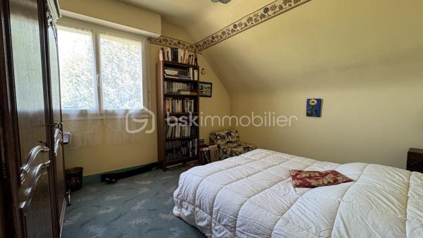 NOUVEAUTE BSK IMMOBILIER à visiter sans tarder ! Venez découvrir cette maison traditionnelle située à CHARTRES DE BRETAGNE, une charmante commune très dynamique et attractive de la métropole Rennaise, idéalement située à 5km du centre-ville de Rennes, à 10 mn de la gare SNCF, 10 mn de l'aéroport de Rennes Saint-Jacques et du Campus de Ker-Lann. CHARTRES dispose également d'un bon réseau de transports (bus) qui facilite vos déplacements.
Dans le centre bourg, vous y trouverez toutes les commodités (commerces, écoles, collège, équipements culturels et sportifs) et tout cela à pied. 
Profitez d'un cadre de vie agréable !

Cette maison familiale de 114m², construite en 1979 sur sous-sol complet, se trouve sur une parcelle d’environ 790m². Idéalement située dans un quartier calme et résidentiel, au cœur d’une impasse et à proximité du centre bourg, vous profiterez d’un beau jardin clos et arboré offrant une belle vue dégagée et sans vis-à-vis sur la campagne.

Le rez-de-chaussée vous accueille avec une grande entrée qui dessert un lumineux salon-séjour / salle à manger avec sa cheminée fonctionnelle, une cuisine dinatoire aménagée et équipée qui comblera les amateurs de gastronomie. 
Le séjour est en accès direct sur deux terrasses dont l’une à l’Est et l’autre à l’Ouest sans vis-à-vis et idéale pour profiter des belles journées d’été en famille ou entre amis.
Un dégagement dessert ensuite une chambre parentale (avec placard) et sa salle de bains, puis des WC séparés.
À l’étage, le palier vous emmène vers deux chambres, un bureau (ou petite chambre), une lingerie et une salle de bains avec WC.

Atouts supplémentaires :
• Ravalement refait en 2025.
• Grand sous-sol sur toute la surface de la maison, sécurisé avec une porte de garage motorisée.
• Espace atelier, rangements, buanderie et cave.
• Huisseries PVC et volets roulants (motorisés au rez-de-chaussée).
• Fibre présente pour une connectivité optimale.
• Jardin clos, arboré et bien entretenu.

Quelques travaux de modernisation vous permettront de personnaliser cette maison solidement construite pour en faire un véritable cocon familial à votre image. Laissez-vous séduire par son cadre de vie agréable. 
Contactez-moi rapidement pour organiser une visite !