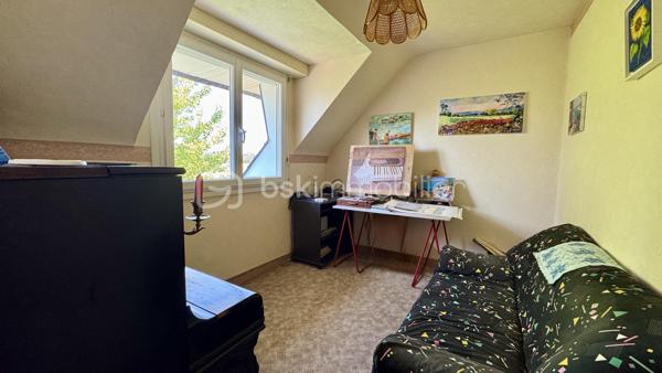 NOUVEAUTE BSK IMMOBILIER à visiter sans tarder ! Venez découvrir cette maison traditionnelle située à CHARTRES DE BRETAGNE, une charmante commune très dynamique et attractive de la métropole Rennaise, idéalement située à 5km du centre-ville de Rennes, à 10 mn de la gare SNCF, 10 mn de l'aéroport de Rennes Saint-Jacques et du Campus de Ker-Lann. CHARTRES dispose également d'un bon réseau de transports (bus) qui facilite vos déplacements.
Dans le centre bourg, vous y trouverez toutes les commodités (commerces, écoles, collège, équipements culturels et sportifs) et tout cela à pied. 
Profitez d'un cadre de vie agréable !

Cette maison familiale de 114m², construite en 1979 sur sous-sol complet, se trouve sur une parcelle d’environ 790m². Idéalement située dans un quartier calme et résidentiel, au cœur d’une impasse et à proximité du centre bourg, vous profiterez d’un beau jardin clos et arboré offrant une belle vue dégagée et sans vis-à-vis sur la campagne.

Le rez-de-chaussée vous accueille avec une grande entrée qui dessert un lumineux salon-séjour / salle à manger avec sa cheminée fonctionnelle, une cuisine dinatoire aménagée et équipée qui comblera les amateurs de gastronomie. 
Le séjour est en accès direct sur deux terrasses dont l’une à l’Est et l’autre à l’Ouest sans vis-à-vis et idéale pour profiter des belles journées d’été en famille ou entre amis.
Un dégagement dessert ensuite une chambre parentale (avec placard) et sa salle de bains, puis des WC séparés.
À l’étage, le palier vous emmène vers deux chambres, un bureau (ou petite chambre), une lingerie et une salle de bains avec WC.

Atouts supplémentaires :
• Ravalement refait en 2025.
• Grand sous-sol sur toute la surface de la maison, sécurisé avec une porte de garage motorisée.
• Espace atelier, rangements, buanderie et cave.
• Huisseries PVC et volets roulants (motorisés au rez-de-chaussée).
• Fibre présente pour une connectivité optimale.
• Jardin clos, arboré et bien entretenu.

Quelques travaux de modernisation vous permettront de personnaliser cette maison solidement construite pour en faire un véritable cocon familial à votre image. Laissez-vous séduire par son cadre de vie agréable. 
Contactez-moi rapidement pour organiser une visite !