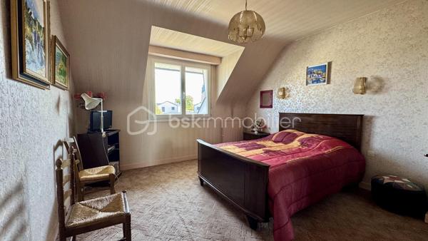 NOUVEAUTE BSK IMMOBILIER à visiter sans tarder ! Venez découvrir cette maison traditionnelle située à CHARTRES DE BRETAGNE, une charmante commune très dynamique et attractive de la métropole Rennaise, idéalement située à 5km du centre-ville de Rennes, à 10 mn de la gare SNCF, 10 mn de l'aéroport de Rennes Saint-Jacques et du Campus de Ker-Lann. CHARTRES dispose également d'un bon réseau de transports (bus) qui facilite vos déplacements.
Dans le centre bourg, vous y trouverez toutes les commodités (commerces, écoles, collège, équipements culturels et sportifs) et tout cela à pied. 
Profitez d'un cadre de vie agréable !

Cette maison familiale de 114m², construite en 1979 sur sous-sol complet, se trouve sur une parcelle d’environ 790m². Idéalement située dans un quartier calme et résidentiel, au cœur d’une impasse et à proximité du centre bourg, vous profiterez d’un beau jardin clos et arboré offrant une belle vue dégagée et sans vis-à-vis sur la campagne.

Le rez-de-chaussée vous accueille avec une grande entrée qui dessert un lumineux salon-séjour / salle à manger avec sa cheminée fonctionnelle, une cuisine dinatoire aménagée et équipée qui comblera les amateurs de gastronomie. 
Le séjour est en accès direct sur deux terrasses dont l’une à l’Est et l’autre à l’Ouest sans vis-à-vis et idéale pour profiter des belles journées d’été en famille ou entre amis.
Un dégagement dessert ensuite une chambre parentale (avec placard) et sa salle de bains, puis des WC séparés.
À l’étage, le palier vous emmène vers deux chambres, un bureau (ou petite chambre), une lingerie et une salle de bains avec WC.

Atouts supplémentaires :
• Ravalement refait en 2025.
• Grand sous-sol sur toute la surface de la maison, sécurisé avec une porte de garage motorisée.
• Espace atelier, rangements, buanderie et cave.
• Huisseries PVC et volets roulants (motorisés au rez-de-chaussée).
• Fibre présente pour une connectivité optimale.
• Jardin clos, arboré et bien entretenu.

Quelques travaux de modernisation vous permettront de personnaliser cette maison solidement construite pour en faire un véritable cocon familial à votre image. Laissez-vous séduire par son cadre de vie agréable. 
Contactez-moi rapidement pour organiser une visite !