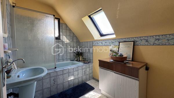 NOUVEAUTE BSK IMMOBILIER à visiter sans tarder ! Venez découvrir cette maison traditionnelle située à CHARTRES DE BRETAGNE, une charmante commune très dynamique et attractive de la métropole Rennaise, idéalement située à 5km du centre-ville de Rennes, à 10 mn de la gare SNCF, 10 mn de l'aéroport de Rennes Saint-Jacques et du Campus de Ker-Lann. CHARTRES dispose également d'un bon réseau de transports (bus) qui facilite vos déplacements.
Dans le centre bourg, vous y trouverez toutes les commodités (commerces, écoles, collège, équipements culturels et sportifs) et tout cela à pied. 
Profitez d'un cadre de vie agréable !

Cette maison familiale de 114m², construite en 1979 sur sous-sol complet, se trouve sur une parcelle d’environ 790m². Idéalement située dans un quartier calme et résidentiel, au cœur d’une impasse et à proximité du centre bourg, vous profiterez d’un beau jardin clos et arboré offrant une belle vue dégagée et sans vis-à-vis sur la campagne.

Le rez-de-chaussée vous accueille avec une grande entrée qui dessert un lumineux salon-séjour / salle à manger avec sa cheminée fonctionnelle, une cuisine dinatoire aménagée et équipée qui comblera les amateurs de gastronomie. 
Le séjour est en accès direct sur deux terrasses dont l’une à l’Est et l’autre à l’Ouest sans vis-à-vis et idéale pour profiter des belles journées d’été en famille ou entre amis.
Un dégagement dessert ensuite une chambre parentale (avec placard) et sa salle de bains, puis des WC séparés.
À l’étage, le palier vous emmène vers deux chambres, un bureau (ou petite chambre), une lingerie et une salle de bains avec WC.

Atouts supplémentaires :
• Ravalement refait en 2025.
• Grand sous-sol sur toute la surface de la maison, sécurisé avec une porte de garage motorisée.
• Espace atelier, rangements, buanderie et cave.
• Huisseries PVC et volets roulants (motorisés au rez-de-chaussée).
• Fibre présente pour une connectivité optimale.
• Jardin clos, arboré et bien entretenu.

Quelques travaux de modernisation vous permettront de personnaliser cette maison solidement construite pour en faire un véritable cocon familial à votre image. Laissez-vous séduire par son cadre de vie agréable. 
Contactez-moi rapidement pour organiser une visite !