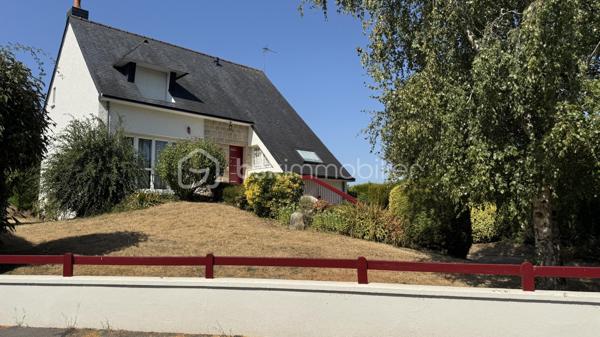 NOUVEAUTE BSK IMMOBILIER à visiter sans tarder ! Venez découvrir cette maison traditionnelle située à CHARTRES DE BRETAGNE, une charmante commune très dynamique et attractive de la métropole Rennaise, idéalement située à 5km du centre-ville de Rennes, à 10 mn de la gare SNCF, 10 mn de l'aéroport de Rennes Saint-Jacques et du Campus de Ker-Lann. CHARTRES dispose également d'un bon réseau de transports (bus) qui facilite vos déplacements.
Dans le centre bourg, vous y trouverez toutes les commodités (commerces, écoles, collège, équipements culturels et sportifs) et tout cela à pied. 
Profitez d'un cadre de vie agréable !

Cette maison familiale de 114m², construite en 1979 sur sous-sol complet, se trouve sur une parcelle d’environ 790m². Idéalement située dans un quartier calme et résidentiel, au cœur d’une impasse et à proximité du centre bourg, vous profiterez d’un beau jardin clos et arboré offrant une belle vue dégagée et sans vis-à-vis sur la campagne.

Le rez-de-chaussée vous accueille avec une grande entrée qui dessert un lumineux salon-séjour / salle à manger avec sa cheminée fonctionnelle, une cuisine dinatoire aménagée et équipée qui comblera les amateurs de gastronomie. 
Le séjour est en accès direct sur deux terrasses dont l’une à l’Est et l’autre à l’Ouest sans vis-à-vis et idéale pour profiter des belles journées d’été en famille ou entre amis.
Un dégagement dessert ensuite une chambre parentale (avec placard) et sa salle de bains, puis des WC séparés.
À l’étage, le palier vous emmène vers deux chambres, un bureau (ou petite chambre), une lingerie et une salle de bains avec WC.

Atouts supplémentaires :
• Ravalement refait en 2025.
• Grand sous-sol sur toute la surface de la maison, sécurisé avec une porte de garage motorisée.
• Espace atelier, rangements, buanderie et cave.
• Huisseries PVC et volets roulants (motorisés au rez-de-chaussée).
• Fibre présente pour une connectivité optimale.
• Jardin clos, arboré et bien entretenu.

Quelques travaux de modernisation vous permettront de personnaliser cette maison solidement construite pour en faire un véritable cocon familial à votre image. Laissez-vous séduire par son cadre de vie agréable. 
Contactez-moi rapidement pour organiser une visite !