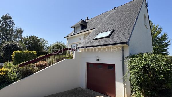 NOUVEAUTE BSK IMMOBILIER à visiter sans tarder ! Venez découvrir cette maison traditionnelle située à CHARTRES DE BRETAGNE, une charmante commune très dynamique et attractive de la métropole Rennaise, idéalement située à 5km du centre-ville de Rennes, à 10 mn de la gare SNCF, 10 mn de l'aéroport de Rennes Saint-Jacques et du Campus de Ker-Lann. CHARTRES dispose également d'un bon réseau de transports (bus) qui facilite vos déplacements.
Dans le centre bourg, vous y trouverez toutes les commodités (commerces, écoles, collège, équipements culturels et sportifs) et tout cela à pied. 
Profitez d'un cadre de vie agréable !

Cette maison familiale de 114m², construite en 1979 sur sous-sol complet, se trouve sur une parcelle d’environ 790m². Idéalement située dans un quartier calme et résidentiel, au cœur d’une impasse et à proximité du centre bourg, vous profiterez d’un beau jardin clos et arboré offrant une belle vue dégagée et sans vis-à-vis sur la campagne.

Le rez-de-chaussée vous accueille avec une grande entrée qui dessert un lumineux salon-séjour / salle à manger avec sa cheminée fonctionnelle, une cuisine dinatoire aménagée et équipée qui comblera les amateurs de gastronomie. 
Le séjour est en accès direct sur deux terrasses dont l’une à l’Est et l’autre à l’Ouest sans vis-à-vis et idéale pour profiter des belles journées d’été en famille ou entre amis.
Un dégagement dessert ensuite une chambre parentale (avec placard) et sa salle de bains, puis des WC séparés.
À l’étage, le palier vous emmène vers deux chambres, un bureau (ou petite chambre), une lingerie et une salle de bains avec WC.

Atouts supplémentaires :
• Ravalement refait en 2025.
• Grand sous-sol sur toute la surface de la maison, sécurisé avec une porte de garage motorisée.
• Espace atelier, rangements, buanderie et cave.
• Huisseries PVC et volets roulants (motorisés au rez-de-chaussée).
• Fibre présente pour une connectivité optimale.
• Jardin clos, arboré et bien entretenu.

Quelques travaux de modernisation vous permettront de personnaliser cette maison solidement construite pour en faire un véritable cocon familial à votre image. Laissez-vous séduire par son cadre de vie agréable. 
Contactez-moi rapidement pour organiser une visite !