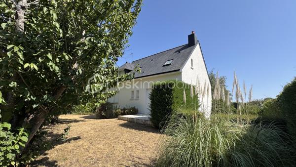 NOUVEAUTE BSK IMMOBILIER à visiter sans tarder ! Venez découvrir cette maison traditionnelle située à CHARTRES DE BRETAGNE, une charmante commune très dynamique et attractive de la métropole Rennaise, idéalement située à 5km du centre-ville de Rennes, à 10 mn de la gare SNCF, 10 mn de l'aéroport de Rennes Saint-Jacques et du Campus de Ker-Lann. CHARTRES dispose également d'un bon réseau de transports (bus) qui facilite vos déplacements.
Dans le centre bourg, vous y trouverez toutes les commodités (commerces, écoles, collège, équipements culturels et sportifs) et tout cela à pied. 
Profitez d'un cadre de vie agréable !

Cette maison familiale de 114m², construite en 1979 sur sous-sol complet, se trouve sur une parcelle d’environ 790m². Idéalement située dans un quartier calme et résidentiel, au cœur d’une impasse et à proximité du centre bourg, vous profiterez d’un beau jardin clos et arboré offrant une belle vue dégagée et sans vis-à-vis sur la campagne.

Le rez-de-chaussée vous accueille avec une grande entrée qui dessert un lumineux salon-séjour / salle à manger avec sa cheminée fonctionnelle, une cuisine dinatoire aménagée et équipée qui comblera les amateurs de gastronomie. 
Le séjour est en accès direct sur deux terrasses dont l’une à l’Est et l’autre à l’Ouest sans vis-à-vis et idéale pour profiter des belles journées d’été en famille ou entre amis.
Un dégagement dessert ensuite une chambre parentale (avec placard) et sa salle de bains, puis des WC séparés.
À l’étage, le palier vous emmène vers deux chambres, un bureau (ou petite chambre), une lingerie et une salle de bains avec WC.

Atouts supplémentaires :
• Ravalement refait en 2025.
• Grand sous-sol sur toute la surface de la maison, sécurisé avec une porte de garage motorisée.
• Espace atelier, rangements, buanderie et cave.
• Huisseries PVC et volets roulants (motorisés au rez-de-chaussée).
• Fibre présente pour une connectivité optimale.
• Jardin clos, arboré et bien entretenu.

Quelques travaux de modernisation vous permettront de personnaliser cette maison solidement construite pour en faire un véritable cocon familial à votre image. Laissez-vous séduire par son cadre de vie agréable. 
Contactez-moi rapidement pour organiser une visite !