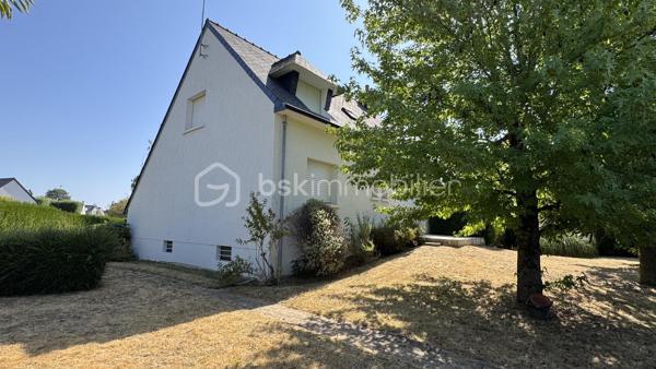 NOUVEAUTE BSK IMMOBILIER à visiter sans tarder ! Venez découvrir cette maison traditionnelle située à CHARTRES DE BRETAGNE, une charmante commune très dynamique et attractive de la métropole Rennaise, idéalement située à 5km du centre-ville de Rennes, à 10 mn de la gare SNCF, 10 mn de l'aéroport de Rennes Saint-Jacques et du Campus de Ker-Lann. CHARTRES dispose également d'un bon réseau de transports (bus) qui facilite vos déplacements.
Dans le centre bourg, vous y trouverez toutes les commodités (commerces, écoles, collège, équipements culturels et sportifs) et tout cela à pied. 
Profitez d'un cadre de vie agréable !

Cette maison familiale de 114m², construite en 1979 sur sous-sol complet, se trouve sur une parcelle d’environ 790m². Idéalement située dans un quartier calme et résidentiel, au cœur d’une impasse et à proximité du centre bourg, vous profiterez d’un beau jardin clos et arboré offrant une belle vue dégagée et sans vis-à-vis sur la campagne.

Le rez-de-chaussée vous accueille avec une grande entrée qui dessert un lumineux salon-séjour / salle à manger avec sa cheminée fonctionnelle, une cuisine dinatoire aménagée et équipée qui comblera les amateurs de gastronomie. 
Le séjour est en accès direct sur deux terrasses dont l’une à l’Est et l’autre à l’Ouest sans vis-à-vis et idéale pour profiter des belles journées d’été en famille ou entre amis.
Un dégagement dessert ensuite une chambre parentale (avec placard) et sa salle de bains, puis des WC séparés.
À l’étage, le palier vous emmène vers deux chambres, un bureau (ou petite chambre), une lingerie et une salle de bains avec WC.

Atouts supplémentaires :
• Ravalement refait en 2025.
• Grand sous-sol sur toute la surface de la maison, sécurisé avec une porte de garage motorisée.
• Espace atelier, rangements, buanderie et cave.
• Huisseries PVC et volets roulants (motorisés au rez-de-chaussée).
• Fibre présente pour une connectivité optimale.
• Jardin clos, arboré et bien entretenu.

Quelques travaux de modernisation vous permettront de personnaliser cette maison solidement construite pour en faire un véritable cocon familial à votre image. Laissez-vous séduire par son cadre de vie agréable. 
Contactez-moi rapidement pour organiser une visite !