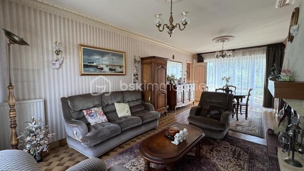 NOUVEAUTE BSK IMMOBILIER à visiter sans tarder ! Venez découvrir cette maison traditionnelle située à CHARTRES DE BRETAGNE, une charmante commune très dynamique et attractive de la métropole Rennaise, idéalement située à 5km du centre-ville de Rennes, à 10 mn de la gare SNCF, 10 mn de l'aéroport de Rennes Saint-Jacques et du Campus de Ker-Lann. CHARTRES dispose également d'un bon réseau de transports (bus) qui facilite vos déplacements.
Dans le centre bourg, vous y trouverez toutes les commodités (commerces, écoles, collège, équipements culturels et sportifs) et tout cela à pied. 
Profitez d'un cadre de vie agréable !

Cette maison familiale de 114m², construite en 1979 sur sous-sol complet, se trouve sur une parcelle d’environ 790m². Idéalement située dans un quartier calme et résidentiel, au cœur d’une impasse et à proximité du centre bourg, vous profiterez d’un beau jardin clos et arboré offrant une belle vue dégagée et sans vis-à-vis sur la campagne.

Le rez-de-chaussée vous accueille avec une grande entrée qui dessert un lumineux salon-séjour / salle à manger avec sa cheminée fonctionnelle, une cuisine dinatoire aménagée et équipée qui comblera les amateurs de gastronomie. 
Le séjour est en accès direct sur deux terrasses dont l’une à l’Est et l’autre à l’Ouest sans vis-à-vis et idéale pour profiter des belles journées d’été en famille ou entre amis.
Un dégagement dessert ensuite une chambre parentale (avec placard) et sa salle de bains, puis des WC séparés.
À l’étage, le palier vous emmène vers deux chambres, un bureau (ou petite chambre), une lingerie et une salle de bains avec WC.

Atouts supplémentaires :
• Ravalement refait en 2025.
• Grand sous-sol sur toute la surface de la maison, sécurisé avec une porte de garage motorisée.
• Espace atelier, rangements, buanderie et cave.
• Huisseries PVC et volets roulants (motorisés au rez-de-chaussée).
• Fibre présente pour une connectivité optimale.
• Jardin clos, arboré et bien entretenu.

Quelques travaux de modernisation vous permettront de personnaliser cette maison solidement construite pour en faire un véritable cocon familial à votre image. Laissez-vous séduire par son cadre de vie agréable. 
Contactez-moi rapidement pour organiser une visite !