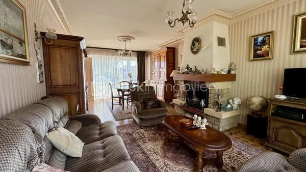 NOUVEAUTE BSK IMMOBILIER à visiter sans tarder ! Venez découvrir cette maison traditionnelle située à CHARTRES DE BRETAGNE, une charmante commune très dynamique et attractive de la métropole Rennaise, idéalement située à 5km du centre-ville de Rennes, à 10 mn de la gare SNCF, 10 mn de l'aéroport de Rennes Saint-Jacques et du Campus de Ker-Lann. CHARTRES dispose également d'un bon réseau de transports (bus) qui facilite vos déplacements.
Dans le centre bourg, vous y trouverez toutes les commodités (commerces, écoles, collège, équipements culturels et sportifs) et tout cela à pied. 
Profitez d'un cadre de vie agréable !

Cette maison familiale de 114m², construite en 1979 sur sous-sol complet, se trouve sur une parcelle d’environ 790m². Idéalement située dans un quartier calme et résidentiel, au cœur d’une impasse et à proximité du centre bourg, vous profiterez d’un beau jardin clos et arboré offrant une belle vue dégagée et sans vis-à-vis sur la campagne.

Le rez-de-chaussée vous accueille avec une grande entrée qui dessert un lumineux salon-séjour / salle à manger avec sa cheminée fonctionnelle, une cuisine dinatoire aménagée et équipée qui comblera les amateurs de gastronomie. 
Le séjour est en accès direct sur deux terrasses dont l’une à l’Est et l’autre à l’Ouest sans vis-à-vis et idéale pour profiter des belles journées d’été en famille ou entre amis.
Un dégagement dessert ensuite une chambre parentale (avec placard) et sa salle de bains, puis des WC séparés.
À l’étage, le palier vous emmène vers deux chambres, un bureau (ou petite chambre), une lingerie et une salle de bains avec WC.

Atouts supplémentaires :
• Ravalement refait en 2025.
• Grand sous-sol sur toute la surface de la maison, sécurisé avec une porte de garage motorisée.
• Espace atelier, rangements, buanderie et cave.
• Huisseries PVC et volets roulants (motorisés au rez-de-chaussée).
• Fibre présente pour une connectivité optimale.
• Jardin clos, arboré et bien entretenu.

Quelques travaux de modernisation vous permettront de personnaliser cette maison solidement construite pour en faire un véritable cocon familial à votre image. Laissez-vous séduire par son cadre de vie agréable. 
Contactez-moi rapidement pour organiser une visite !