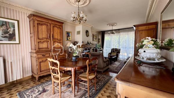 NOUVEAUTE BSK IMMOBILIER à visiter sans tarder ! Venez découvrir cette maison traditionnelle située à CHARTRES DE BRETAGNE, une charmante commune très dynamique et attractive de la métropole Rennaise, idéalement située à 5km du centre-ville de Rennes, à 10 mn de la gare SNCF, 10 mn de l'aéroport de Rennes Saint-Jacques et du Campus de Ker-Lann. CHARTRES dispose également d'un bon réseau de transports (bus) qui facilite vos déplacements.
Dans le centre bourg, vous y trouverez toutes les commodités (commerces, écoles, collège, équipements culturels et sportifs) et tout cela à pied. 
Profitez d'un cadre de vie agréable !

Cette maison familiale de 114m², construite en 1979 sur sous-sol complet, se trouve sur une parcelle d’environ 790m². Idéalement située dans un quartier calme et résidentiel, au cœur d’une impasse et à proximité du centre bourg, vous profiterez d’un beau jardin clos et arboré offrant une belle vue dégagée et sans vis-à-vis sur la campagne.

Le rez-de-chaussée vous accueille avec une grande entrée qui dessert un lumineux salon-séjour / salle à manger avec sa cheminée fonctionnelle, une cuisine dinatoire aménagée et équipée qui comblera les amateurs de gastronomie. 
Le séjour est en accès direct sur deux terrasses dont l’une à l’Est et l’autre à l’Ouest sans vis-à-vis et idéale pour profiter des belles journées d’été en famille ou entre amis.
Un dégagement dessert ensuite une chambre parentale (avec placard) et sa salle de bains, puis des WC séparés.
À l’étage, le palier vous emmène vers deux chambres, un bureau (ou petite chambre), une lingerie et une salle de bains avec WC.

Atouts supplémentaires :
• Ravalement refait en 2025.
• Grand sous-sol sur toute la surface de la maison, sécurisé avec une porte de garage motorisée.
• Espace atelier, rangements, buanderie et cave.
• Huisseries PVC et volets roulants (motorisés au rez-de-chaussée).
• Fibre présente pour une connectivité optimale.
• Jardin clos, arboré et bien entretenu.

Quelques travaux de modernisation vous permettront de personnaliser cette maison solidement construite pour en faire un véritable cocon familial à votre image. Laissez-vous séduire par son cadre de vie agréable. 
Contactez-moi rapidement pour organiser une visite !
