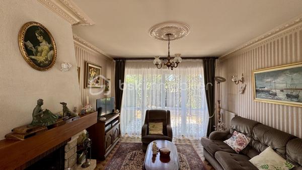 NOUVEAUTE BSK IMMOBILIER à visiter sans tarder ! Venez découvrir cette maison traditionnelle située à CHARTRES DE BRETAGNE, une charmante commune très dynamique et attractive de la métropole Rennaise, idéalement située à 5km du centre-ville de Rennes, à 10 mn de la gare SNCF, 10 mn de l'aéroport de Rennes Saint-Jacques et du Campus de Ker-Lann. CHARTRES dispose également d'un bon réseau de transports (bus) qui facilite vos déplacements.
Dans le centre bourg, vous y trouverez toutes les commodités (commerces, écoles, collège, équipements culturels et sportifs) et tout cela à pied. 
Profitez d'un cadre de vie agréable !

Cette maison familiale de 114m², construite en 1979 sur sous-sol complet, se trouve sur une parcelle d’environ 790m². Idéalement située dans un quartier calme et résidentiel, au cœur d’une impasse et à proximité du centre bourg, vous profiterez d’un beau jardin clos et arboré offrant une belle vue dégagée et sans vis-à-vis sur la campagne.

Le rez-de-chaussée vous accueille avec une grande entrée qui dessert un lumineux salon-séjour / salle à manger avec sa cheminée fonctionnelle, une cuisine dinatoire aménagée et équipée qui comblera les amateurs de gastronomie. 
Le séjour est en accès direct sur deux terrasses dont l’une à l’Est et l’autre à l’Ouest sans vis-à-vis et idéale pour profiter des belles journées d’été en famille ou entre amis.
Un dégagement dessert ensuite une chambre parentale (avec placard) et sa salle de bains, puis des WC séparés.
À l’étage, le palier vous emmène vers deux chambres, un bureau (ou petite chambre), une lingerie et une salle de bains avec WC.

Atouts supplémentaires :
• Ravalement refait en 2025.
• Grand sous-sol sur toute la surface de la maison, sécurisé avec une porte de garage motorisée.
• Espace atelier, rangements, buanderie et cave.
• Huisseries PVC et volets roulants (motorisés au rez-de-chaussée).
• Fibre présente pour une connectivité optimale.
• Jardin clos, arboré et bien entretenu.

Quelques travaux de modernisation vous permettront de personnaliser cette maison solidement construite pour en faire un véritable cocon familial à votre image. Laissez-vous séduire par son cadre de vie agréable. 
Contactez-moi rapidement pour organiser une visite !