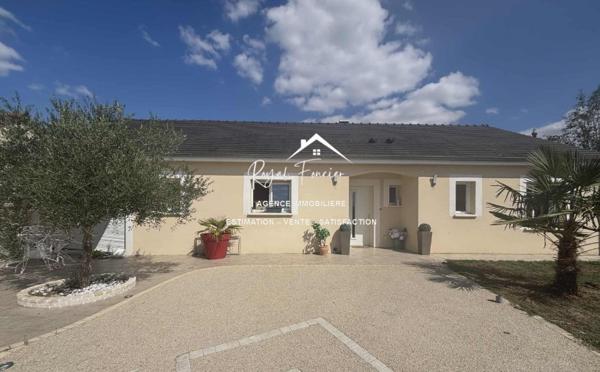 Vue sur la terrasse et la piscine, quartier très recherché