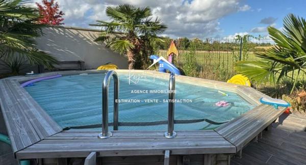 Vue sur la terrasse et la piscine, quartier très recherché