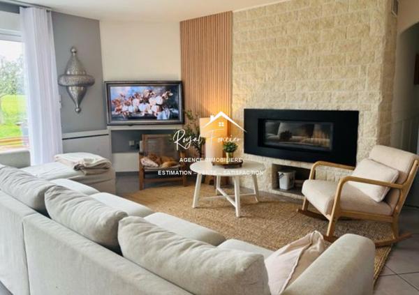 Vue sur la terrasse et la piscine, quartier très recherché