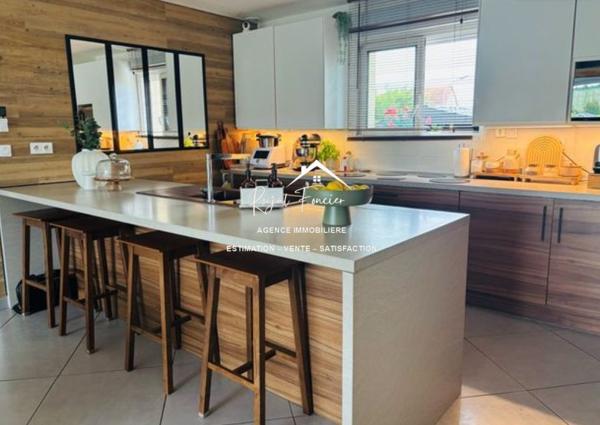 Vue sur la terrasse et la piscine, quartier très recherché