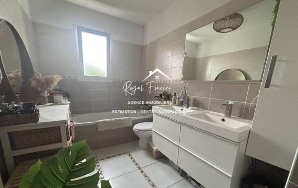 Vue sur la terrasse et la piscine, quartier très recherché