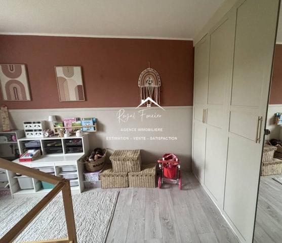 Vue sur la terrasse et la piscine, quartier très recherché