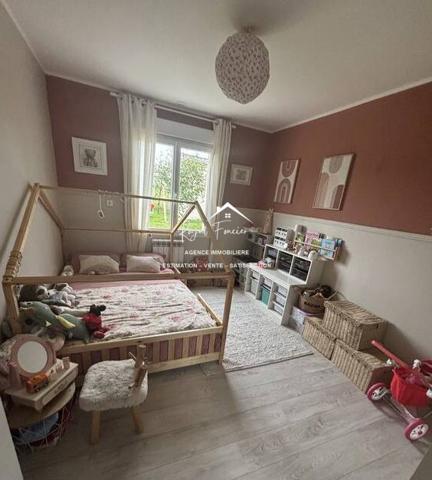 Vue sur la terrasse et la piscine, quartier très recherché