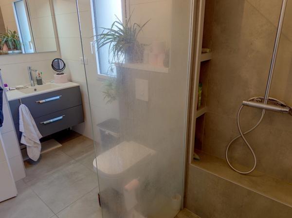 Villa contemporaine de 2017, 4 garages, carport, piscine, pool house, terrain boisé de 8450 M2.