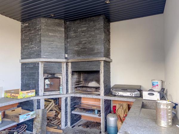 Villa contemporaine de 2017, 4 garages, carport, piscine, pool house, terrain boisé de 8450 M2.