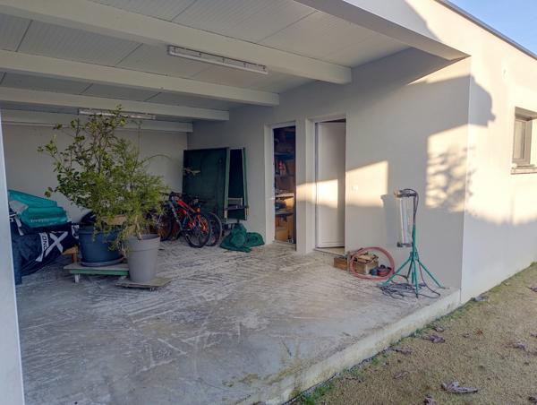 Villa contemporaine de 2017, 4 garages, carport, piscine, pool house, terrain boisé de 8450 M2.