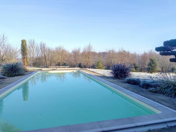 Villa contemporaine de 2017, 4 garages, carport, piscine, pool house, terrain boisé de 8450 M2.