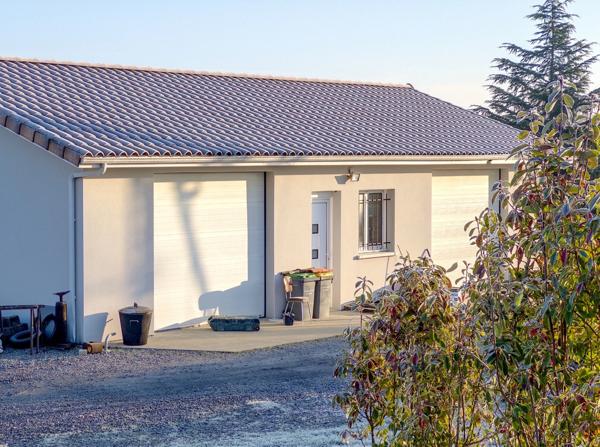 Villa contemporaine de 2017, 4 garages, carport, piscine, pool house, terrain boisé de 8450 M2.