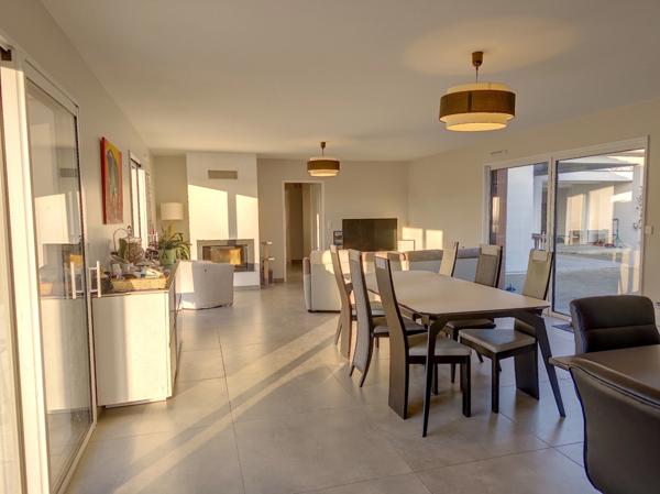 Villa contemporaine de 2017, 4 garages, carport, piscine, pool house, terrain boisé de 8450 M2.