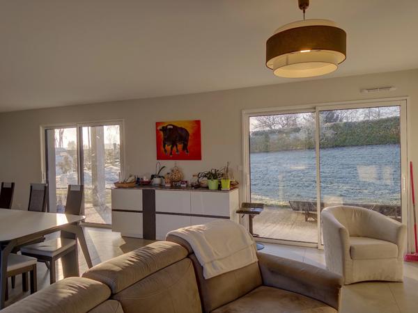 Villa contemporaine de 2017, 4 garages, carport, piscine, pool house, terrain boisé de 8450 M2.