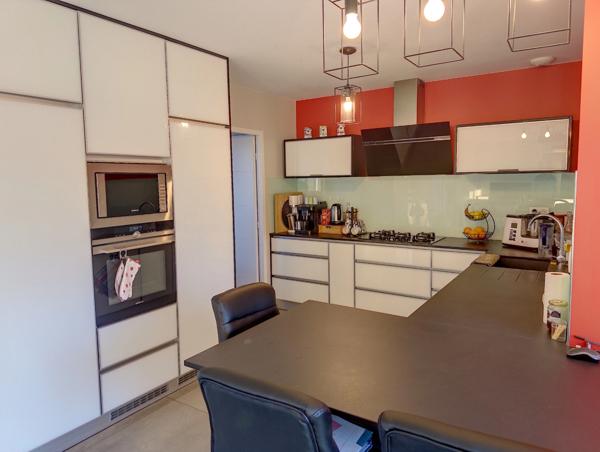 Villa contemporaine de 2017, 4 garages, carport, piscine, pool house, terrain boisé de 8450 M2.