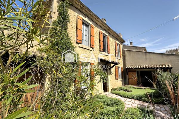 Maison de Maître 195 m² en plein centre du village avec un extérieur
