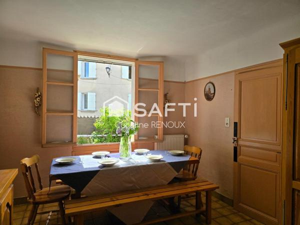 Maison de Maître 195 m² en plein centre du village avec un extérieur